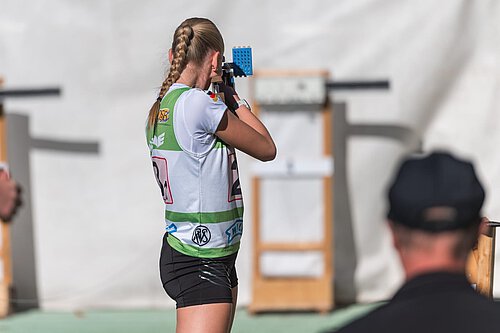 Das Bild zeigt Julia beim schießen