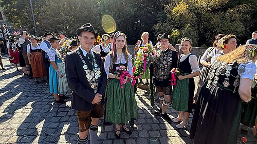 Das Bild zeigt die Könige und die Liesln auf der Wittelsbacher Brücke in München warten auf den Beginn des Umzugs