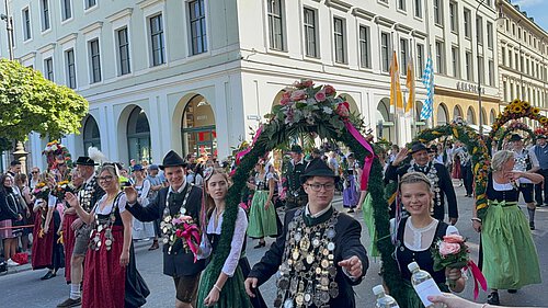 Bild zeigt die Könige im Zug als Wasser gereicht wurde