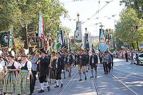 Das Bidl zeigt unsere Fahnenträger mit der Vereinsfahne und alle anderen Fahnen des Bezirks München