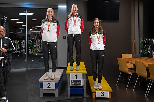 Das Bild zeigt Lisa als Siegerin bei der Siegerehrung