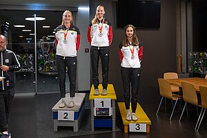 Das Bild zeigt Lisa als Siegerin bei der Siegerehrung