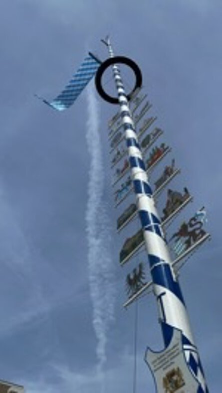 Bild zeigt den Maibaum in Englschalking
